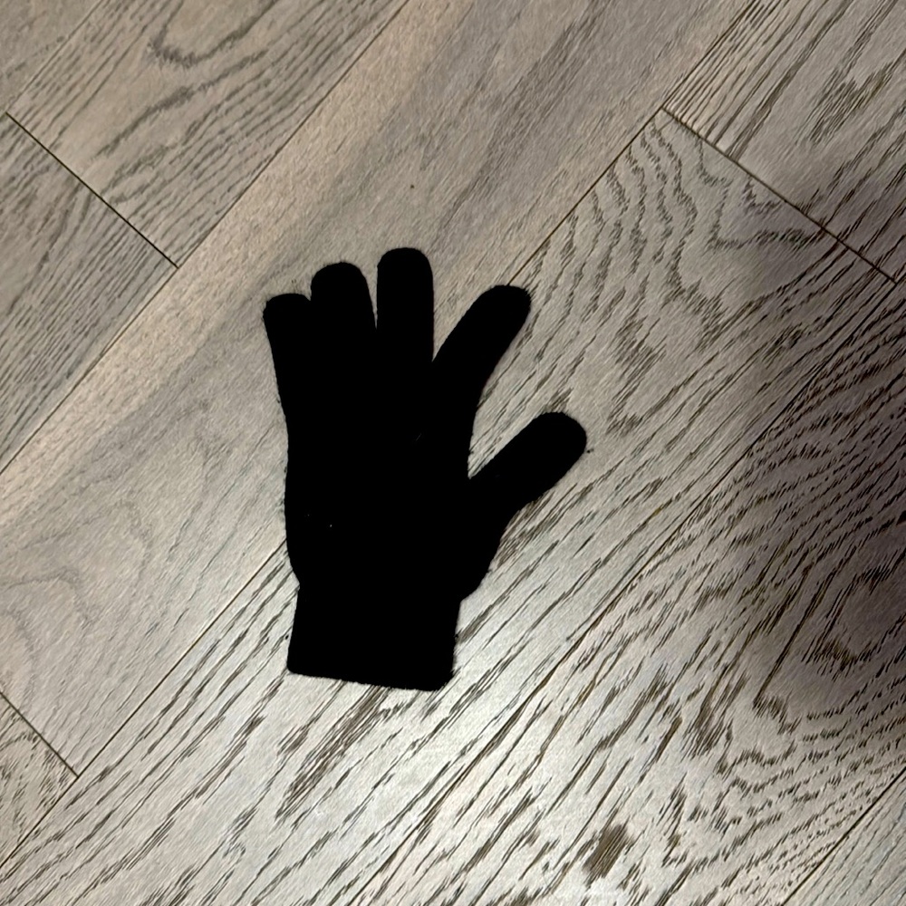 1 black glove